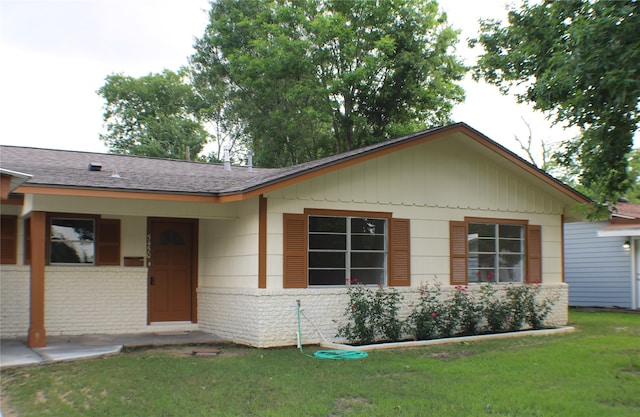 ranch-style house featuring a front lawn