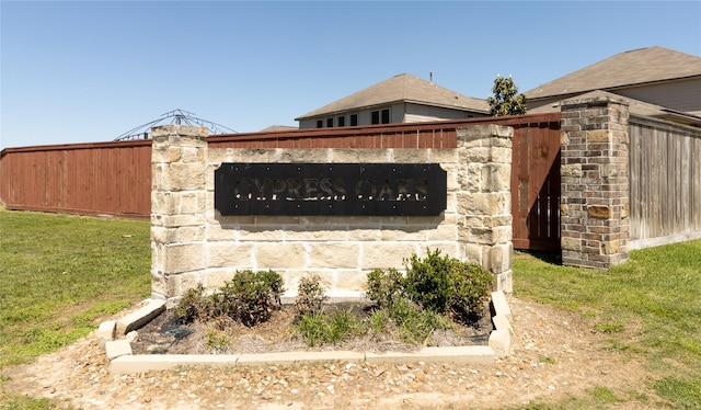 community / neighborhood sign featuring a lawn