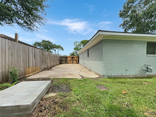 view of yard featuring a patio