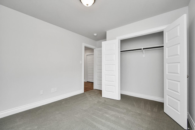 unfurnished bedroom with carpet flooring and a closet