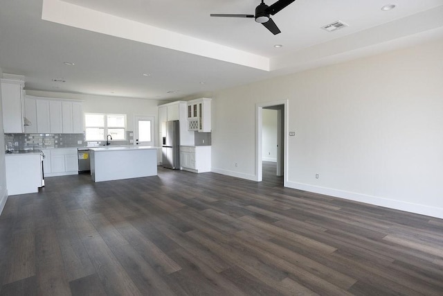 kitchen featuring dark hardwood / wood-style flooring, stainless steel appliances, ceiling fan, white cabinets, and a kitchen island