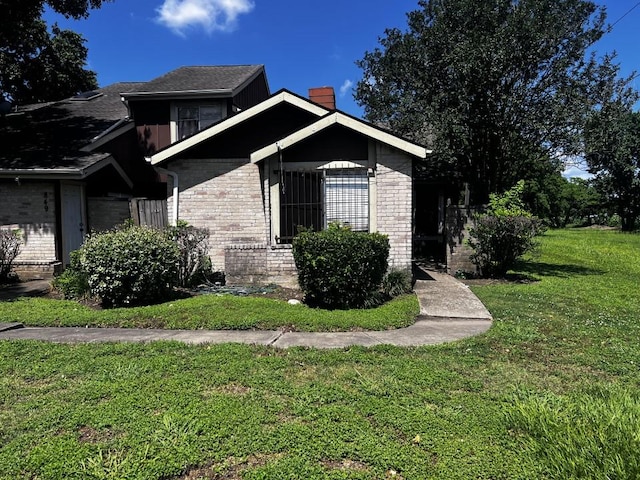 view of side of property featuring a yard