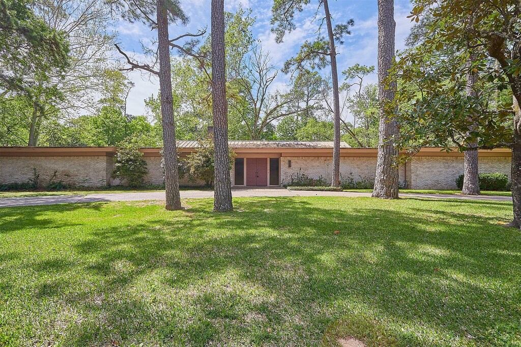 single story home featuring a front yard