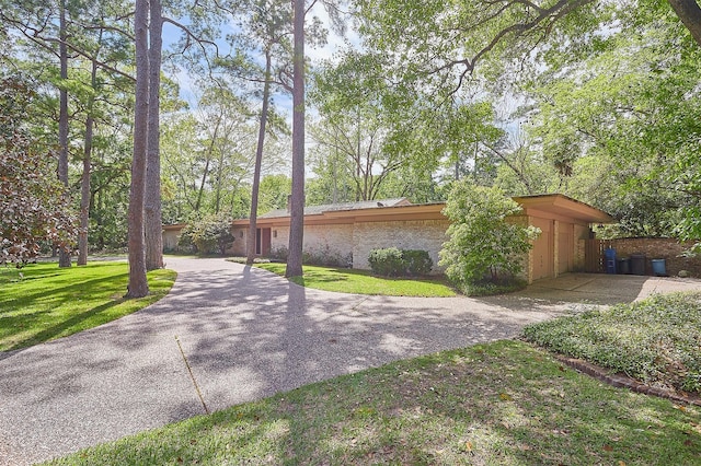 view of side of property featuring a lawn