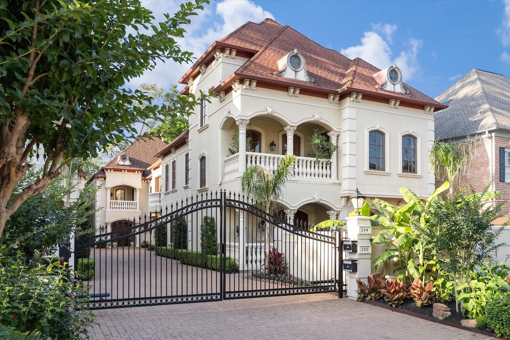 view of front of home featuring a balcony