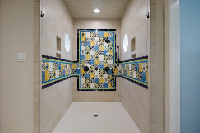 bathroom featuring a tile shower