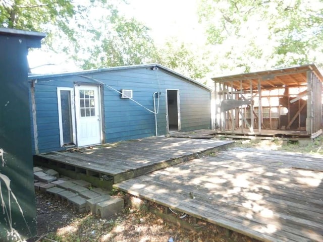 6636 Ave P, Houston, TX 77011 - view of wooden deck