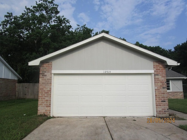 12515 Cooperstown Dr, Houston, TX 77089 - view of garage