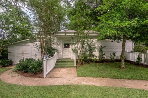 view of front of house featuring a front yard