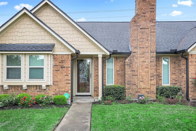 view of front facade with a front lawn