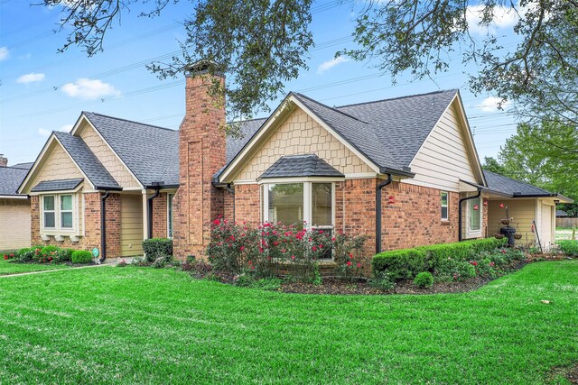 view of front of property featuring a front yard