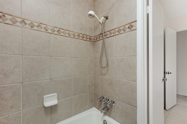 bathroom featuring tiled shower / bath combo