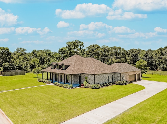 view of front facade featuring a garage and a front yard