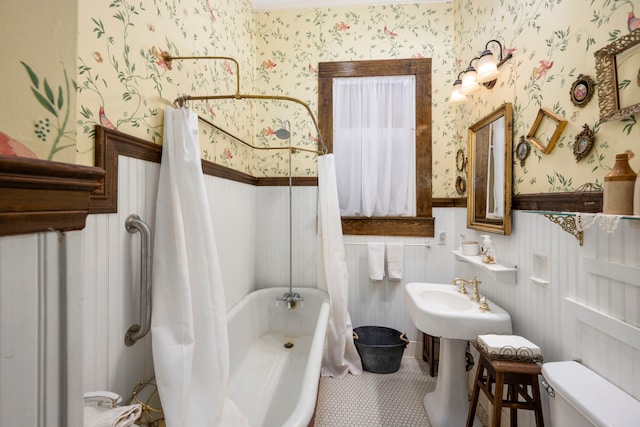 bathroom with shower / bath combo with shower curtain and toilet