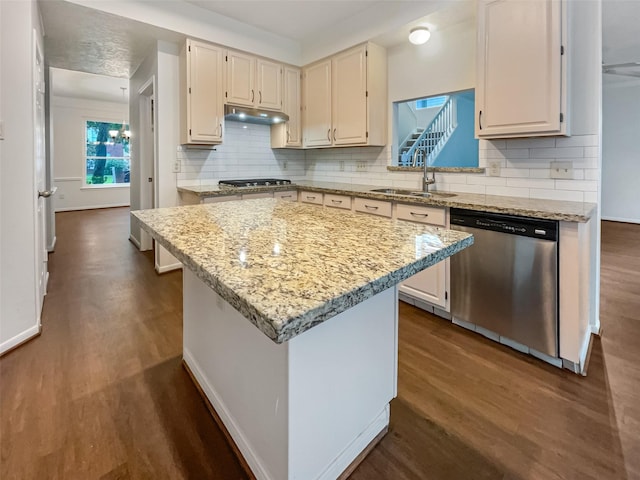 kitchen featuring a center island, sink, dark wood-type flooring, and appliances with stainless steel finishes