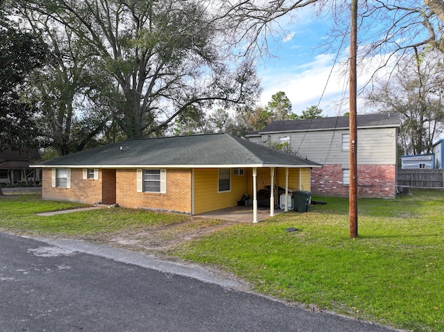 single story home featuring a front lawn