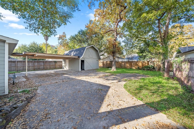 view of yard with an outbuilding