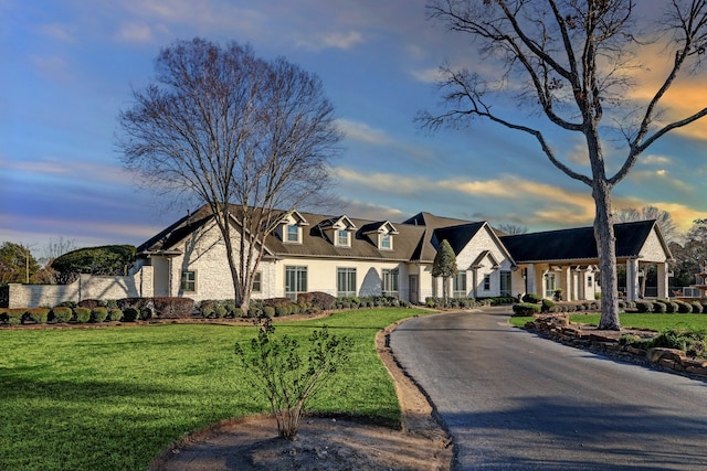 view of front facade with a yard