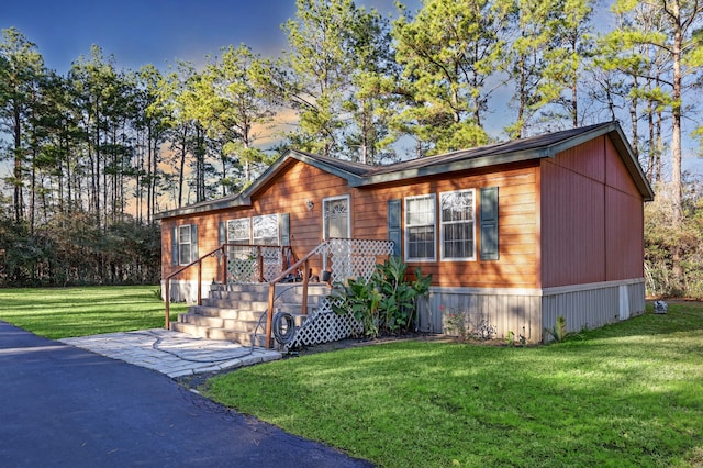 view of front of property with a lawn