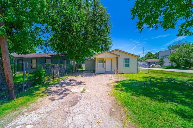 view of front of home featuring a front lawn