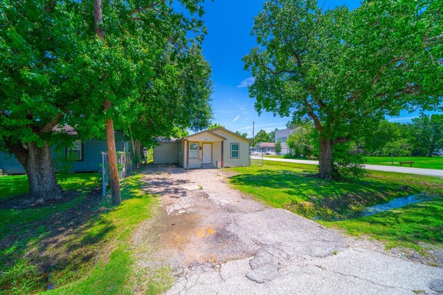 view of front of property with a front lawn