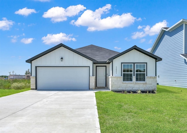 view of front facade featuring a front lawn and a garage