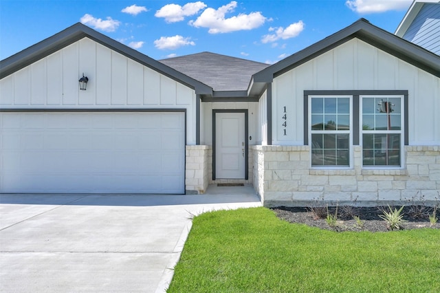 view of front of house featuring a front lawn and a garage