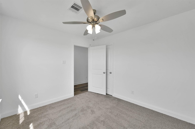 carpeted empty room featuring ceiling fan