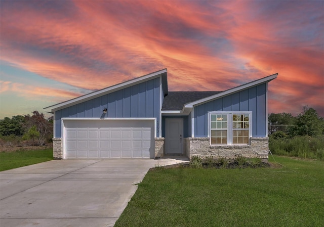 view of front of property featuring a yard and a garage