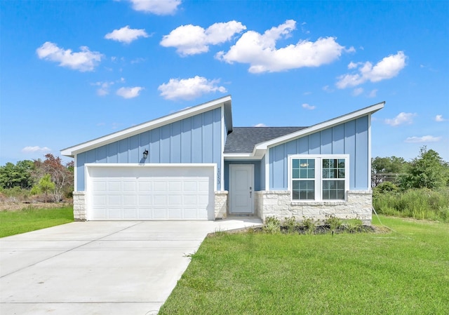 view of front facade featuring a front lawn and a garage