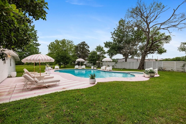 view of swimming pool with a yard