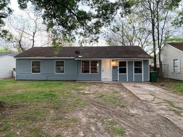 single story home featuring a front lawn