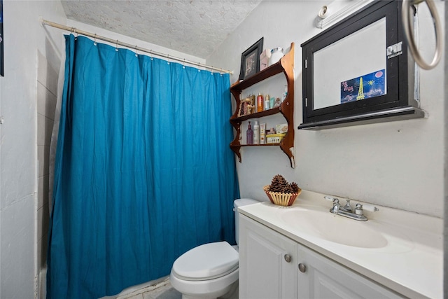 bathroom featuring a shower with shower curtain, vanity, toilet, and a textured ceiling