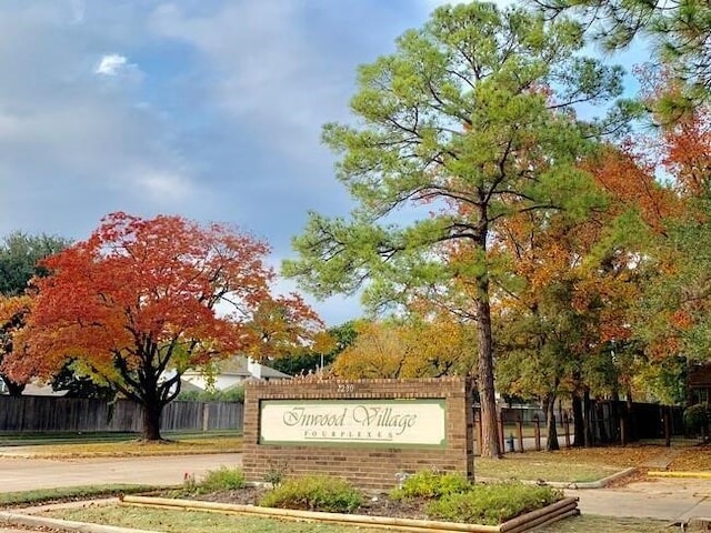 view of community / neighborhood sign