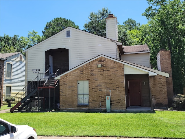 view of front of home with a front lawn