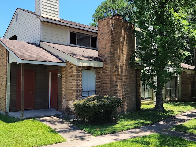 view of front of property featuring a front yard