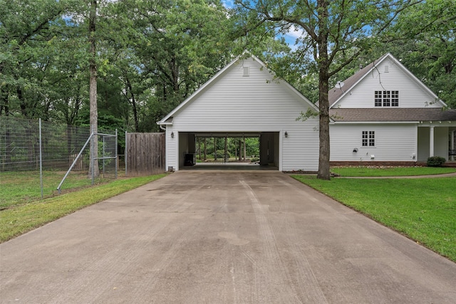 view of front of house featuring a carport and a front yard