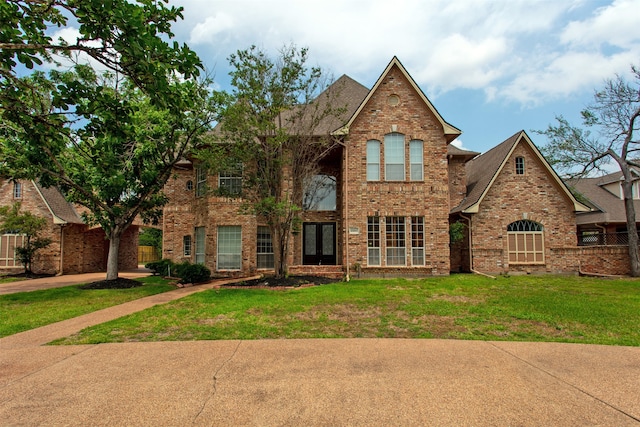 view of front facade featuring a front yard