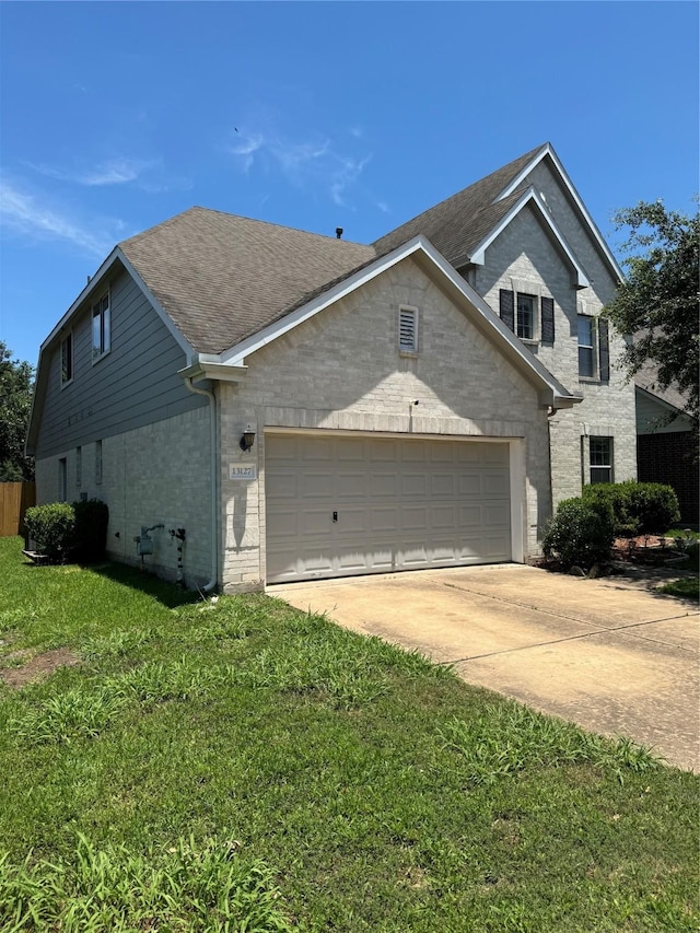 view of front of house featuring a front lawn