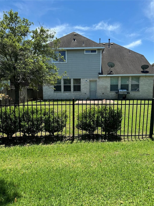 back of house featuring a lawn