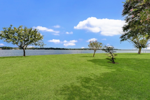 view of yard featuring a water view