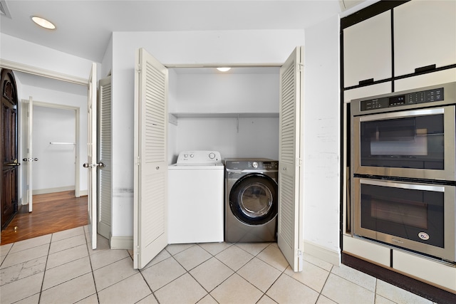 laundry room featuring light tile patterned floors and independent washer and dryer