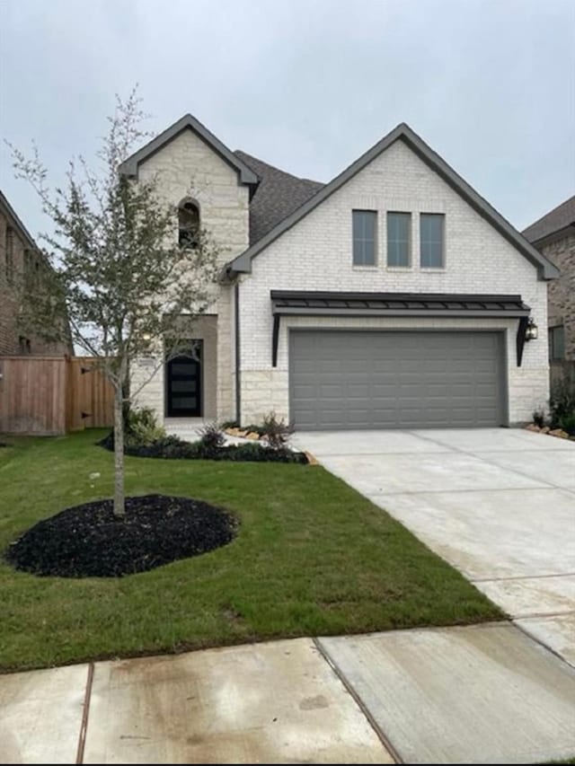 view of front facade featuring a front yard