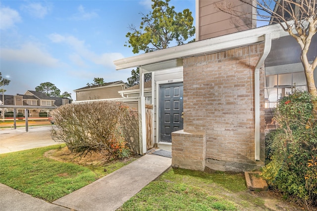 property entrance featuring a yard