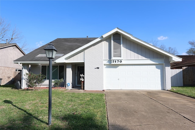 view of front of home featuring a front lawn and a garage