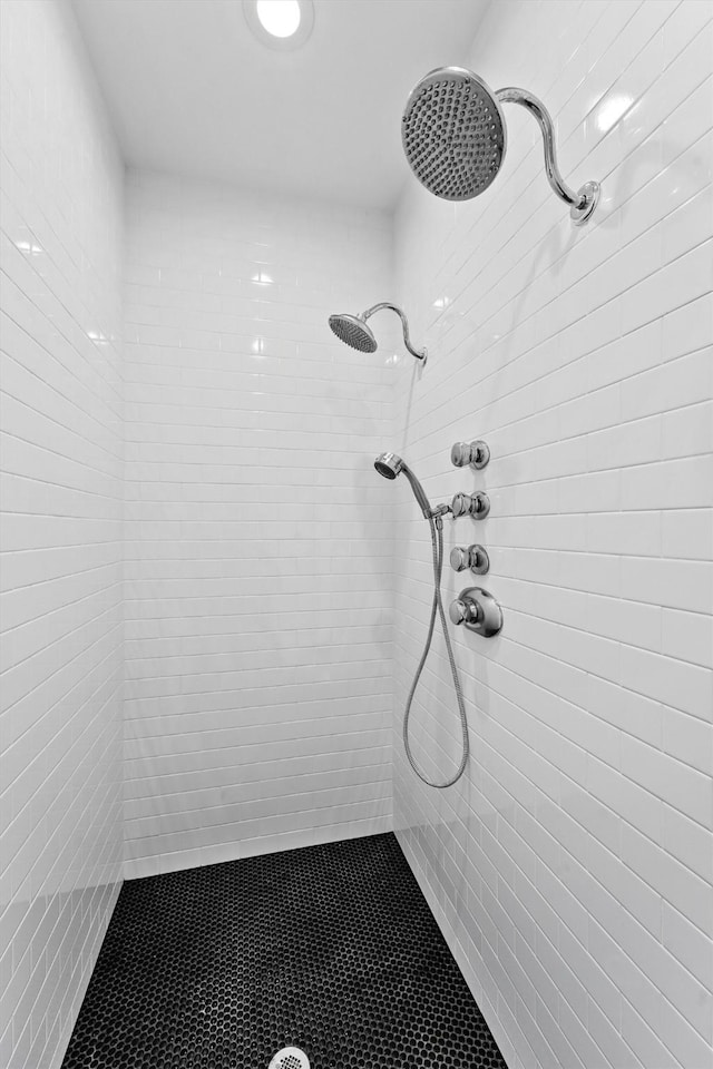 bathroom featuring tiled shower