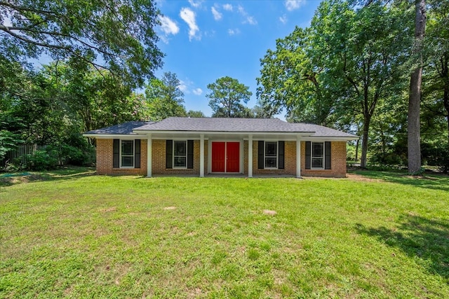 view of front of house featuring a front lawn