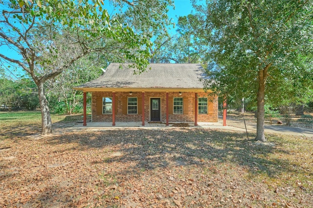 view of front facade featuring a patio and a front yard