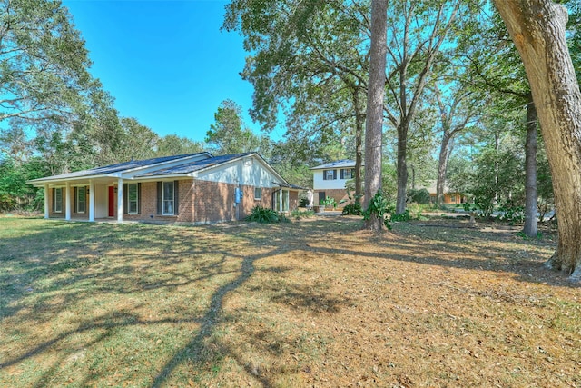 view of front facade featuring a front yard