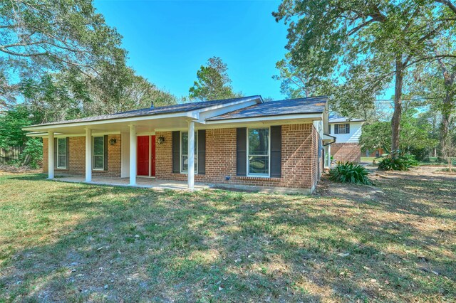 ranch-style home with a front yard